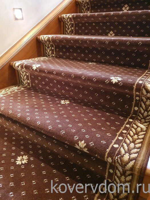 Полушерстяная ковровая дорожка CLASSIC brown с укладкой на лестницу